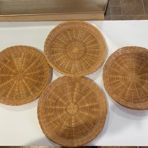 Wicker plates holder